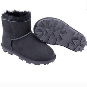 Kirkland Signature Kids Genuine sheepskin Shearling Boots  Nwt